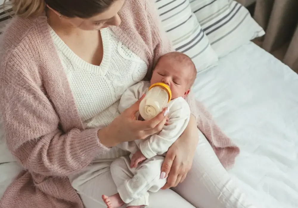 Karmienie noworodka butelką - jak robić to spokojnie i bezpiecznie
