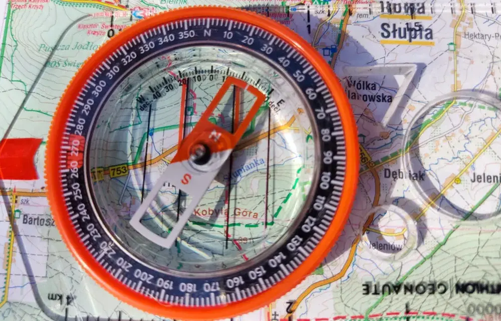 Jak zorientować mapę w terenie? Prosty przewodnik krok po kroku