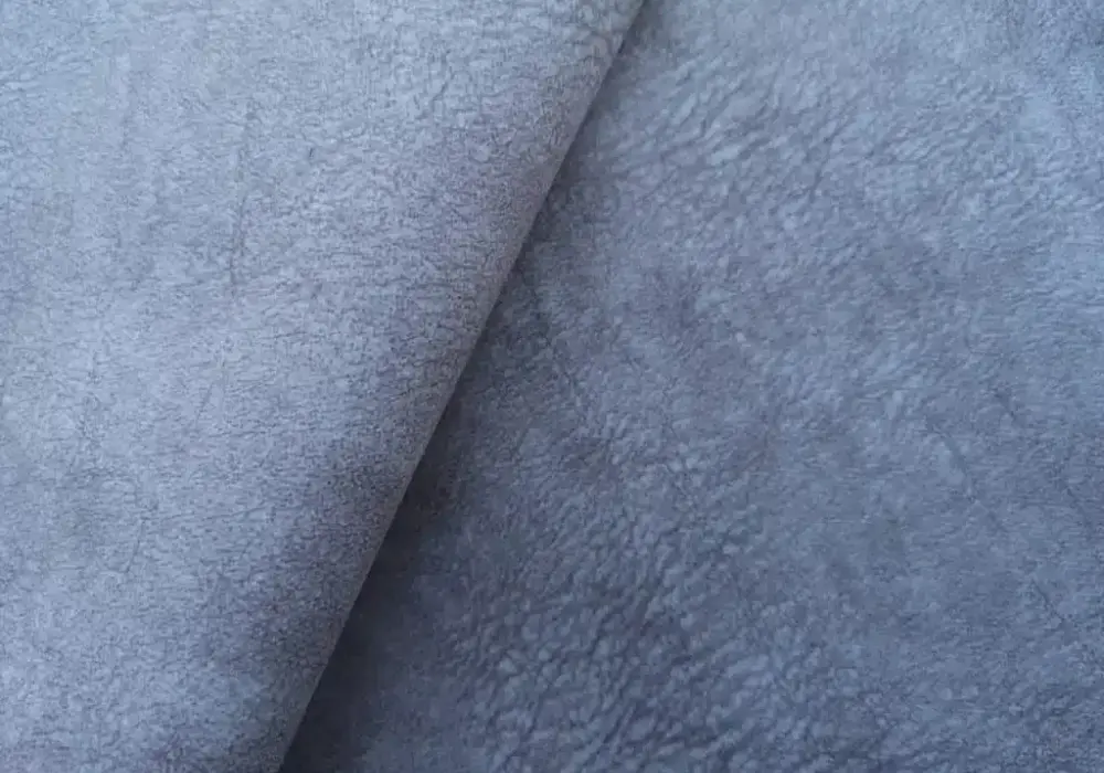 Materiał który nie łapie sierści - wybierz najlepsze tkaniny dla pupila