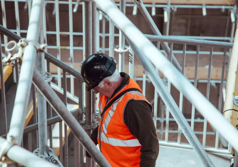Jak złożyć rusztowanie aluminiowe? Unikaj niebezpiecznych błędów podczas montażu krok po kroku
