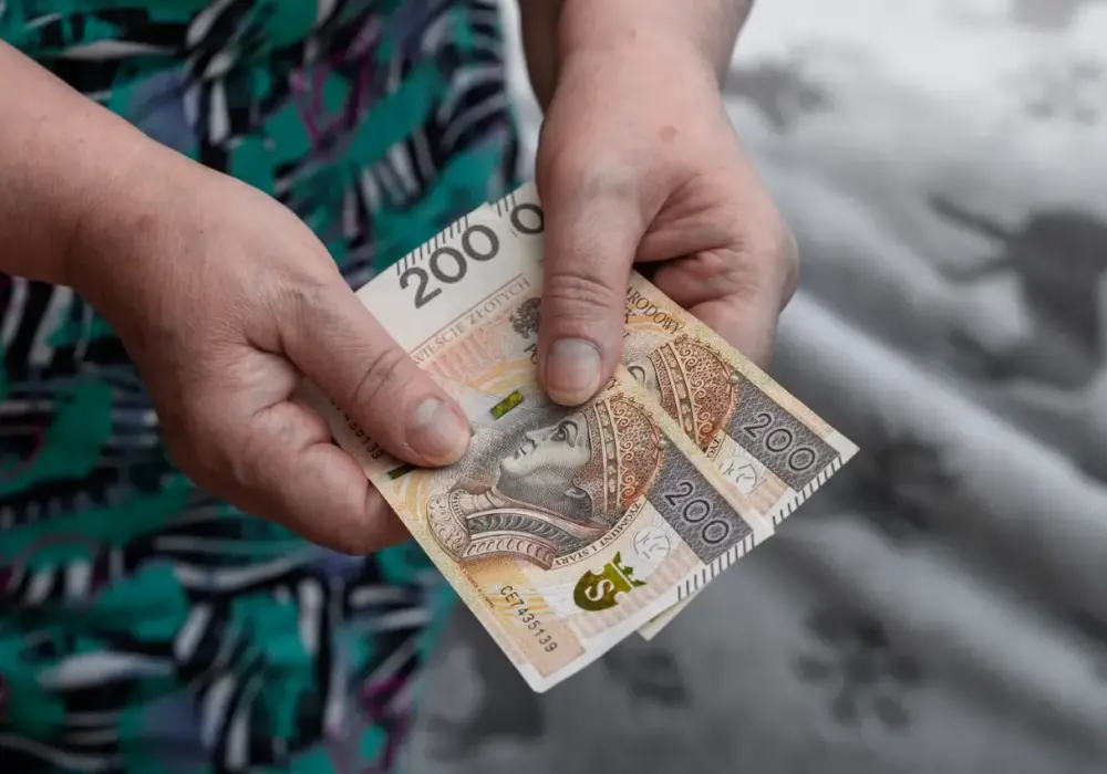 Zasiłek pielęgnacyjny - 215,84 zł. Kto dostanie i jak go załatwić?