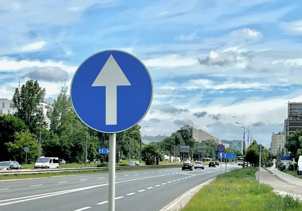 Nakaz jazdy prosto - Co oznacza znak C-5 i jak uniknąć mandatu?