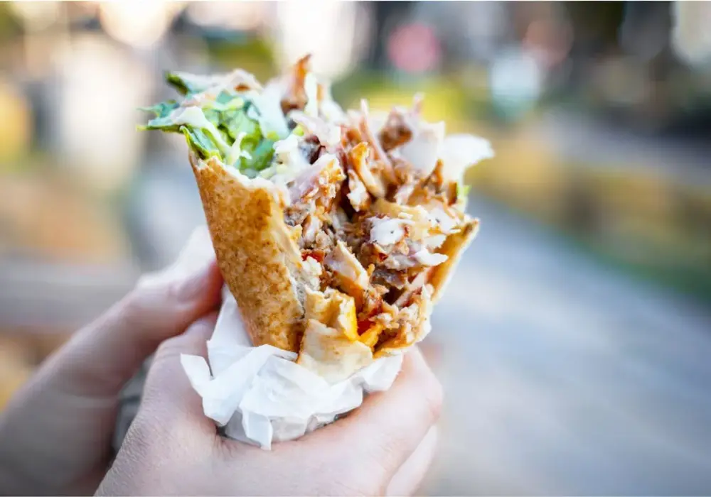 Kebab w bułce czy tortilla – co jest lepsze? Porównanie smaku, kalorii i wygody