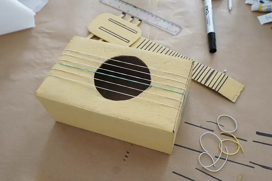 Jak zrobić ukulele z kartonu: Prosty projekt DIY krok po kroku