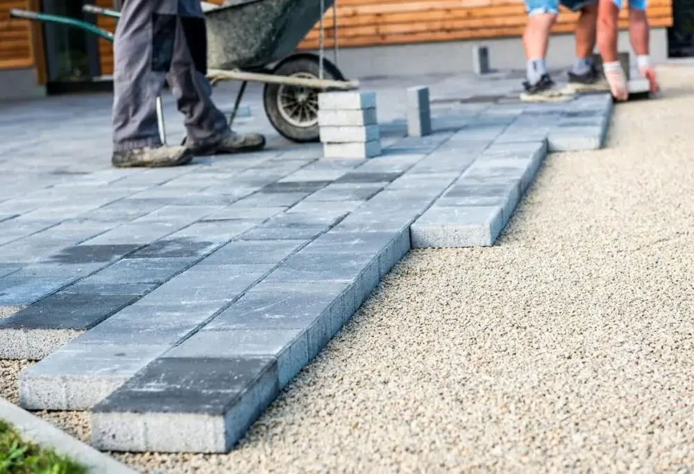 Podjazd beton czy kostka: co wybrać, aby uniknąć kosztownych błędów?
