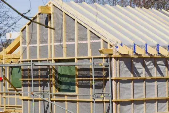 Jak obliczyć kąt nachylenia dachu dwuspadowego w prosty sposób