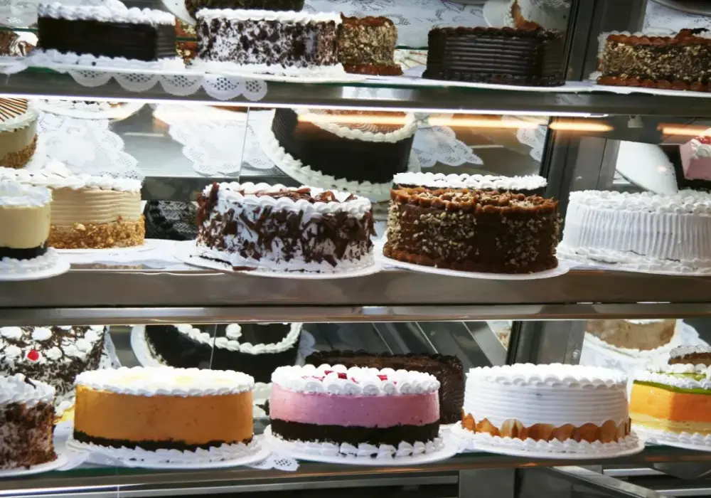 Ile kosztuje tort 1,5 kg? Poznaj ceny i czynniki wpływające na koszt