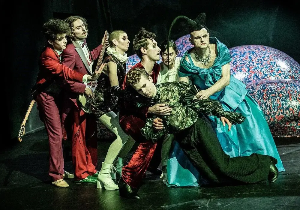 Komedie w teatrach Warszawa – aktualne spektakle, które musisz zobaczyć