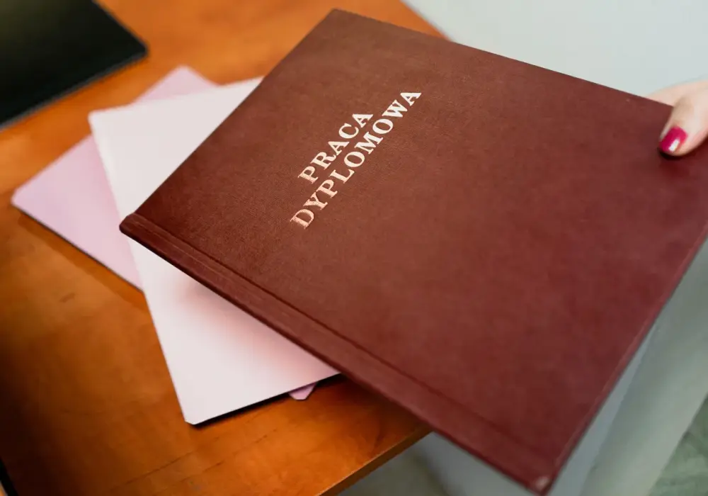 Ile trwa drukowanie pracy dyplomowej? Czas, który musisz znać