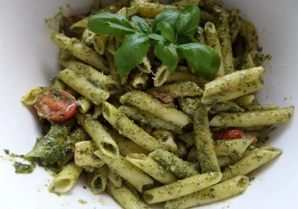 Penne z pesto bazyliowym: szybki przepis na pyszne danie wegetariańskie