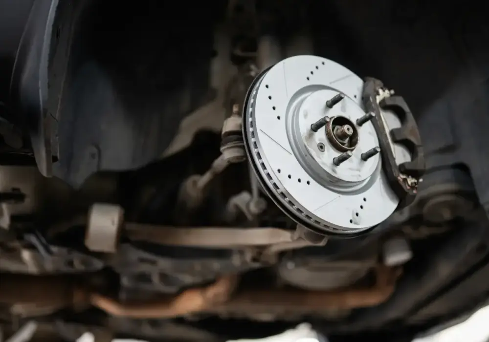 Twardy pedał hamulca? Objawy uszkodzonego zaworu zwrotnego serwa