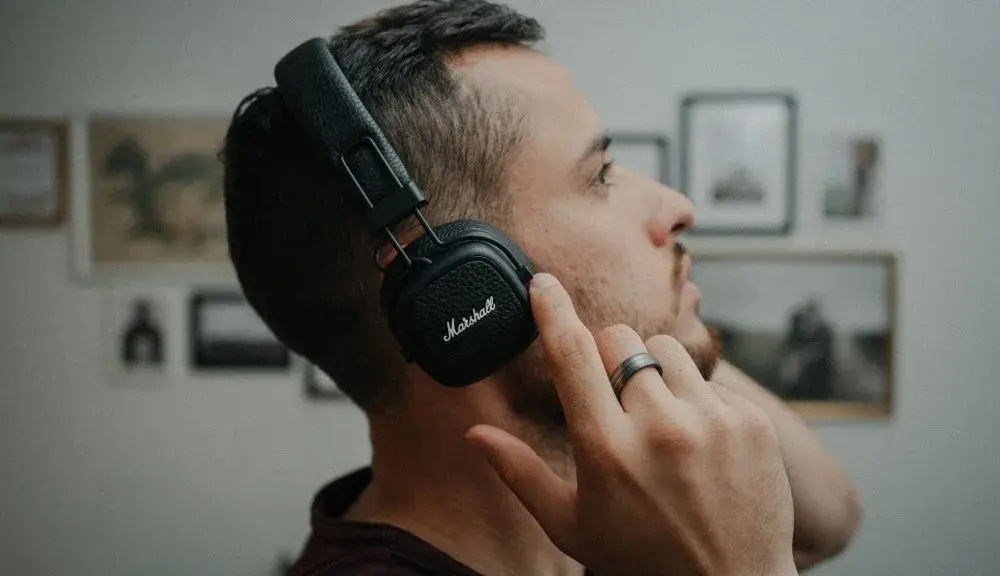 Jak słuchać muzyki przez słuchawki bezprzewodowe bez problemów