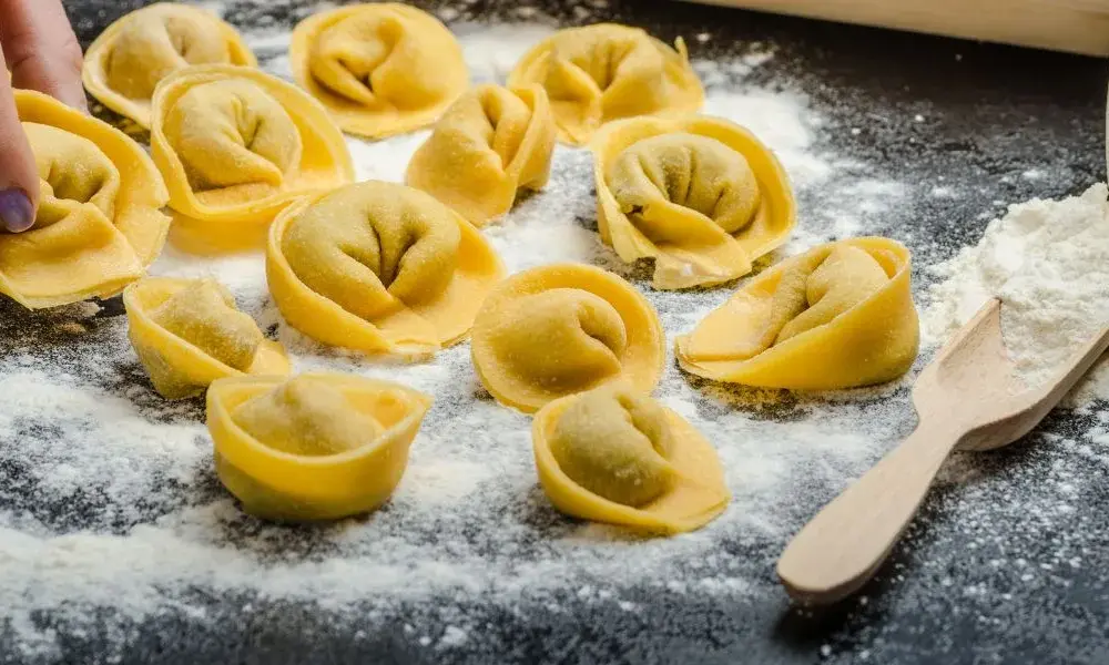 Makaron tortellini z czym podawać – najlepsze sosy i dodatki, które zachwycą
