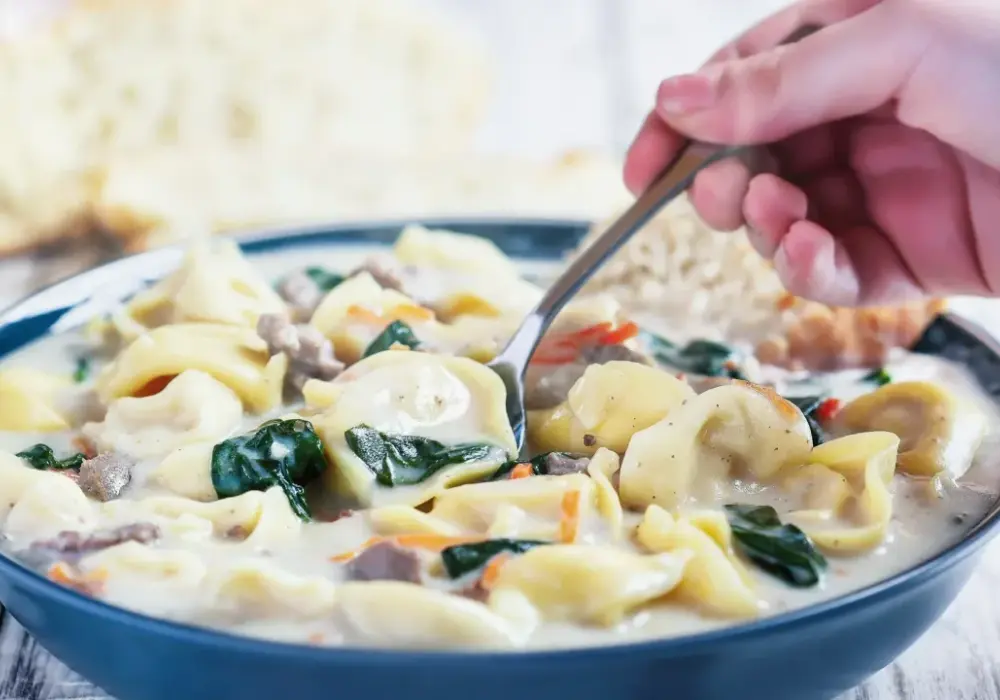Zupa z tortellini: Szybki przepis, warianty i porady, które musisz znać