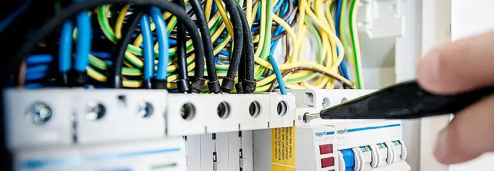 Który kabel to uziemienie? Kluczowe informacje dla bezpieczeństwa elektrycznego