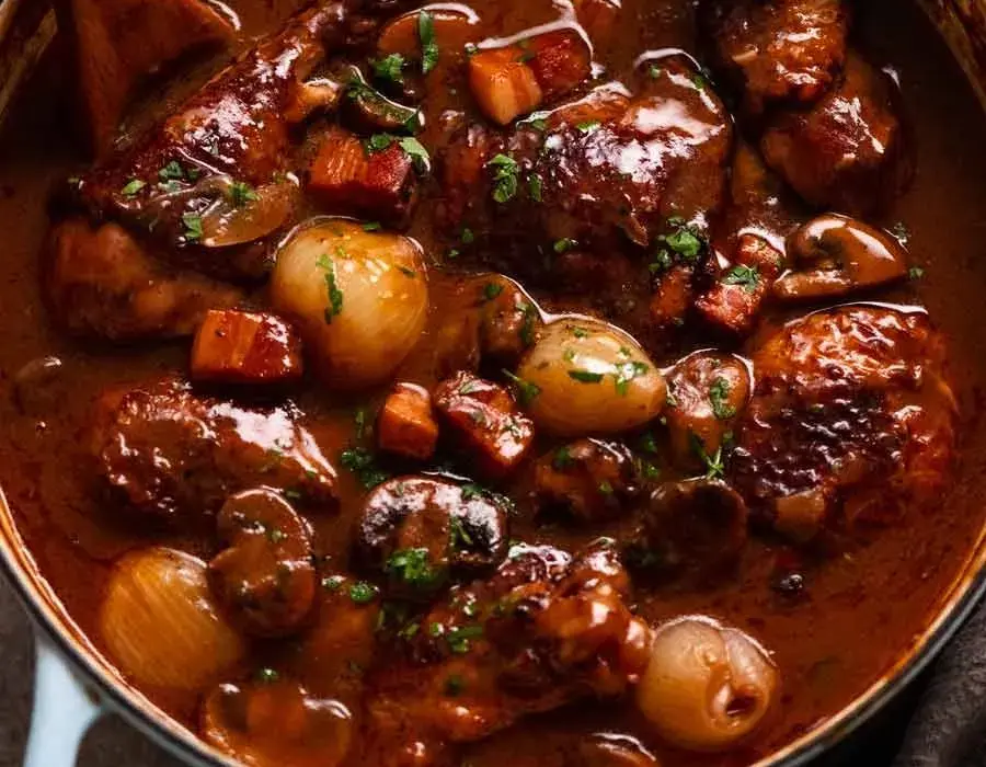 Coq au Vin: Przepis na idealne duszone mięso, które zachwyci smakoszy