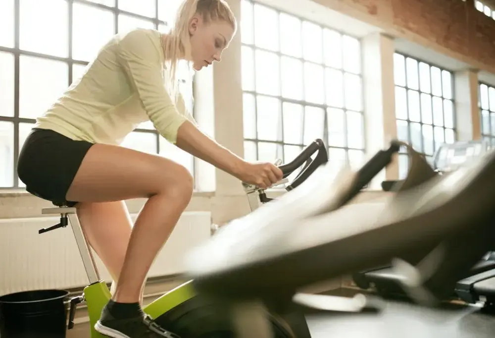 Jaki rower stacjonarny na odchudzanie wybrać? Sprawdź najlepsze modele i efektywne treningi