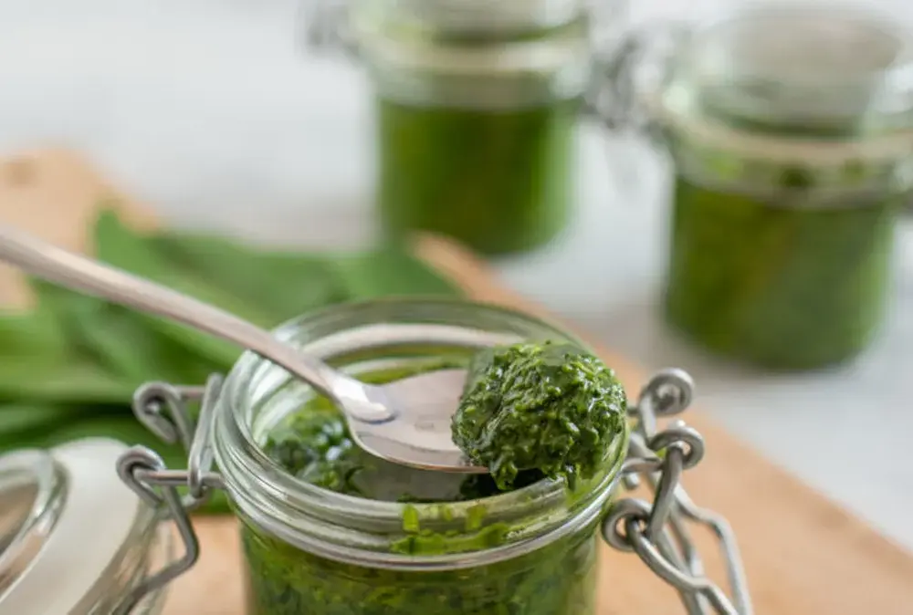 Jak przechowywać pesto z czosnku niedźwiedziego, by uniknąć psucia?
