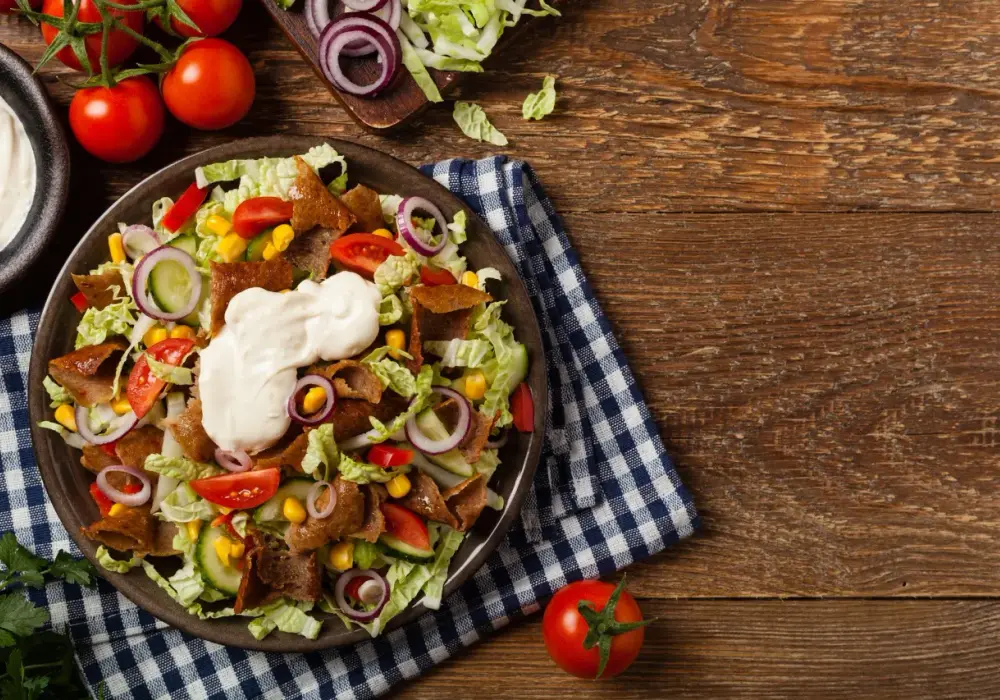Ile kalorii ma sałatka gyros? Zaskakujące różnice w kaloryczności