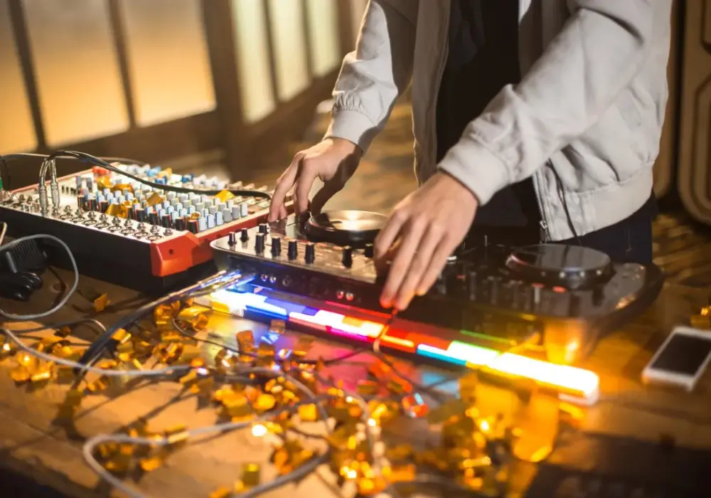 Jak znaleźć pracę jako DJ: 10 skutecznych sposobów na start