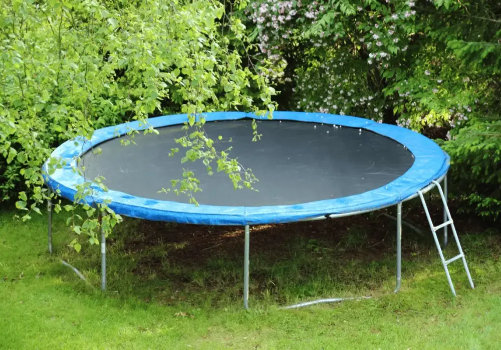 Jak zabezpieczyć trampolinę przed wiatrem? Skuteczne metody i porady