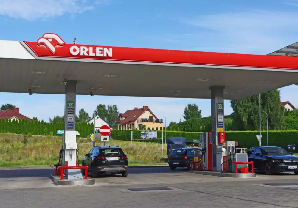 Zarobki kasjera Orlen - pełny obraz pensji i warunków pracy