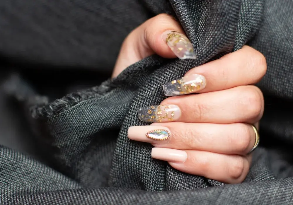 Folie transparentne na paznokcie: Efekt Glass Nails krok po kroku