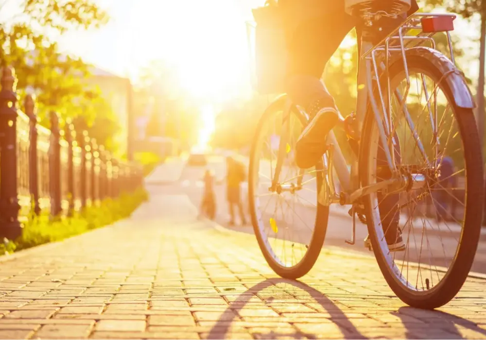 Kiedy rowerzysta może jechać po chodniku? Sprawdź zasady i wyjątki