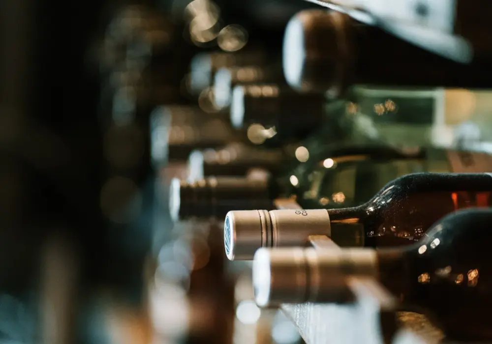 Dlaczego wino gazuje? Przyczyny, diagnoza i jak to naprawić