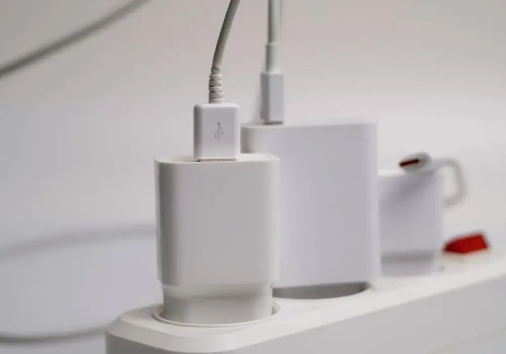 Który kabel to plus a który minus w ładowarce - Jak to rozpoznać?