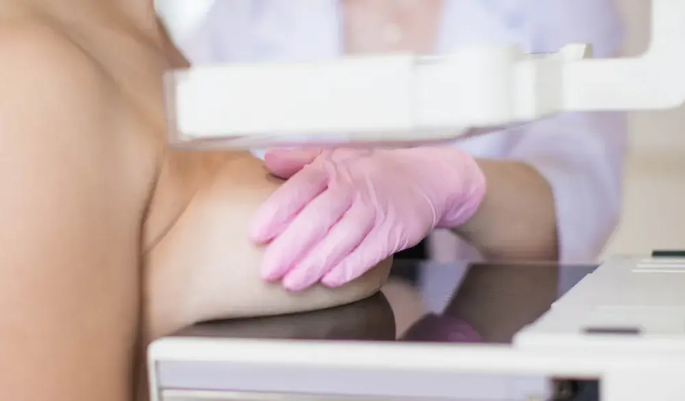 Jaki lekarz bada piersi - kompleksowy poradnik dla każdej kobiety