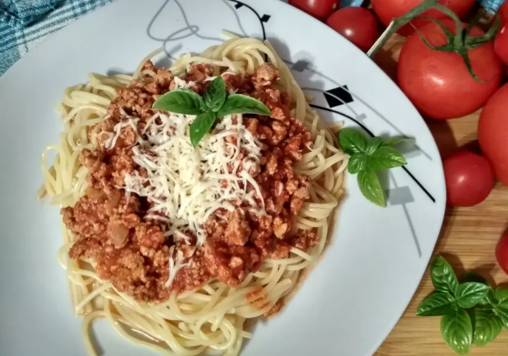 Szybkie spaghetti z przecieru - prosty przepis na pyszne danie