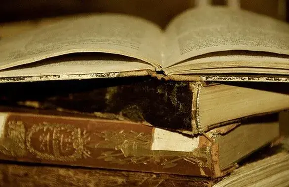 Praca po studiach historycznych: jakie zawody i zarobki czekają?