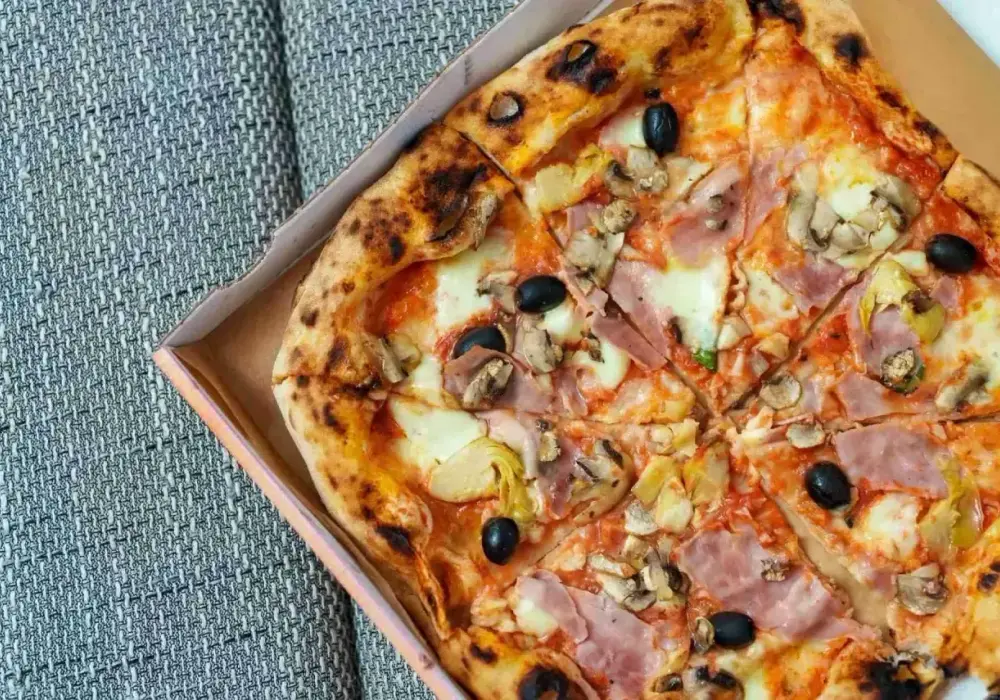 Z czym jest pizza capriciosa? Odkryj jej składniki i smaki