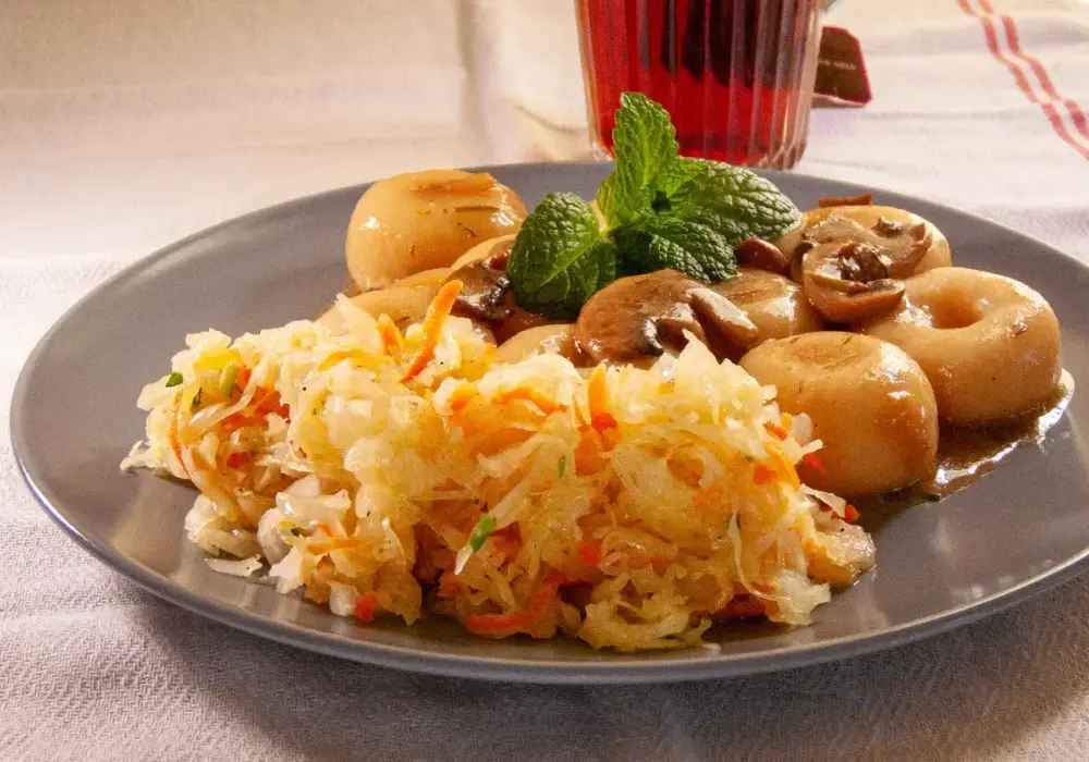 Surówka z kiszonej kapusty - Przepis na idealny smak!