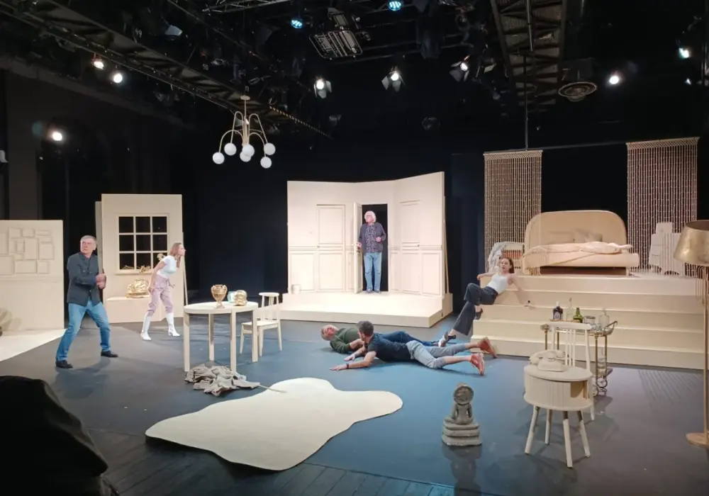 Farsa teatralna - jak rozpoznać dobrą komedię pomyłek?