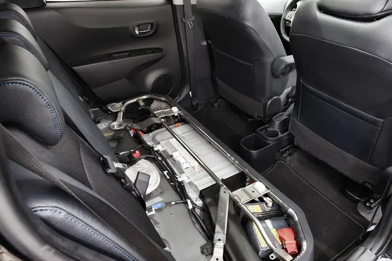 Gdzie jest akumulator w Toyota Yaris Hybrid? Oto zaskakujące miejsce