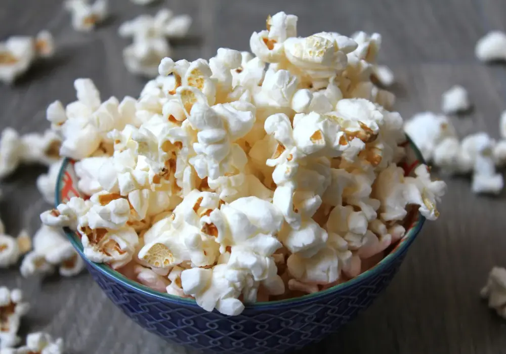 Czy w ciąży można jeść popcorn? Bezpieczne przekąski w ciąży