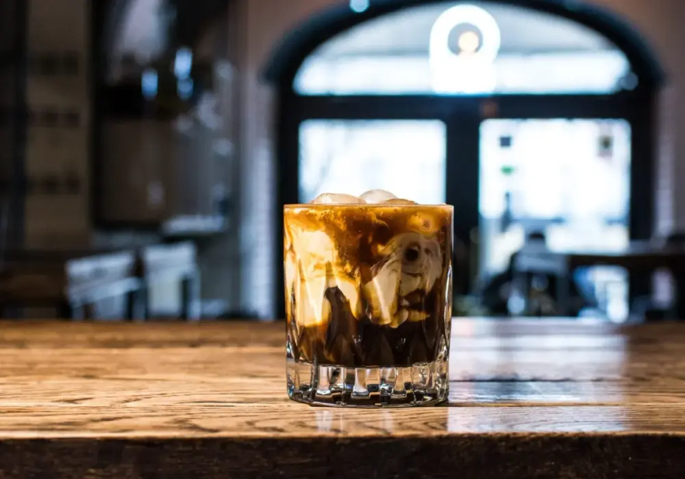 Rosyjskie drinki: odkryj smaki White Russian i Black Russian