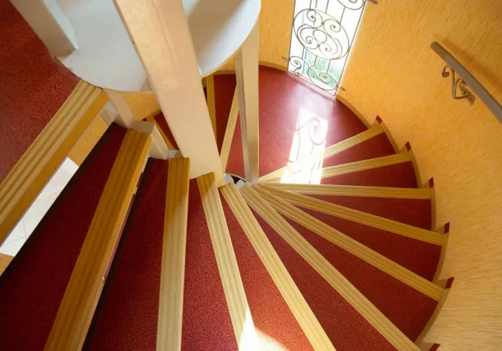 Spiralne schody krok po kroku: prosty sposób na efektowną realizację