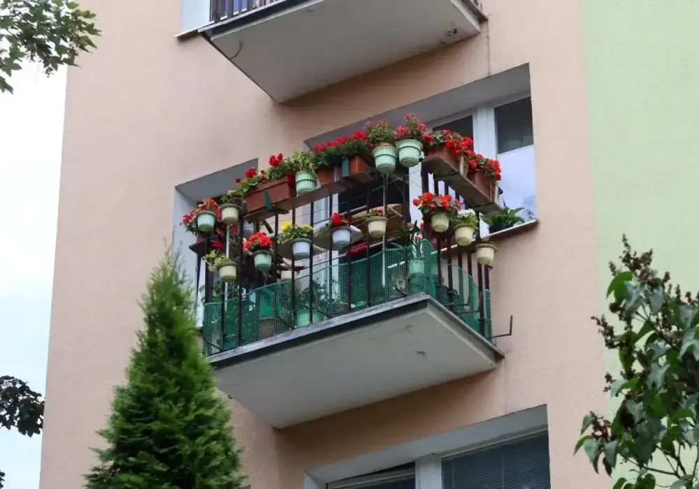 Czy można dobudować balkon w bloku? Wymagania i koszty