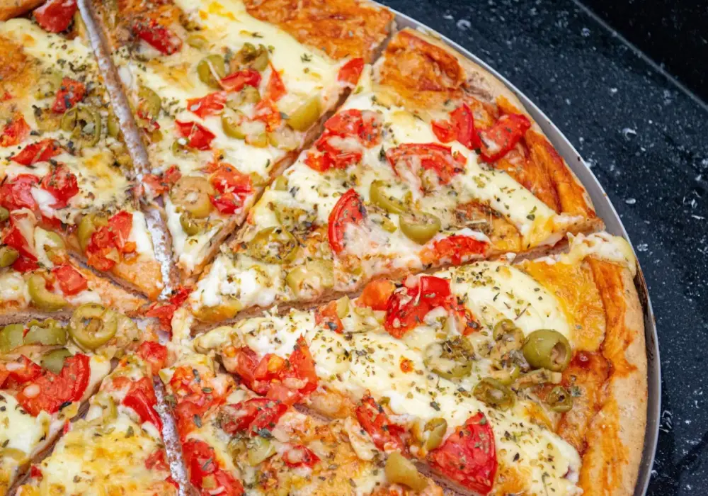 Ile kalorii ma mała pizza? Sprawdź, jak uniknąć nadmiaru kalorii w ulubionym daniu