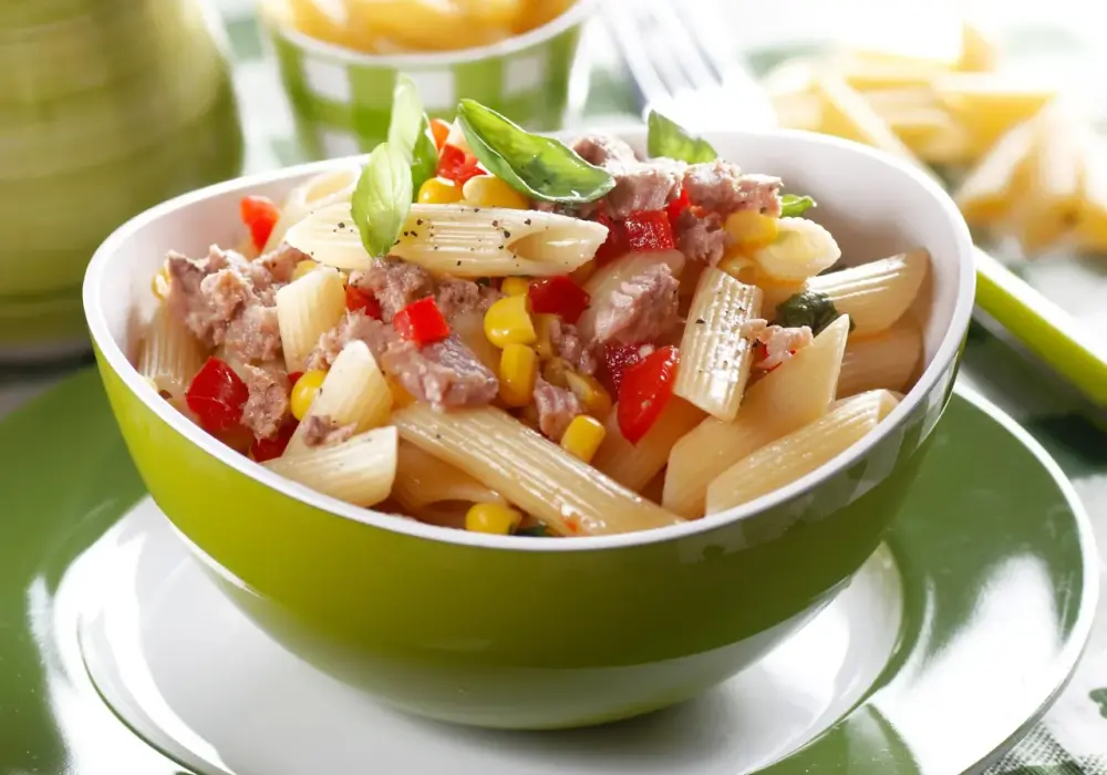 Prosta sałatka z makaronem penne i szynką, która zachwyci smakiem