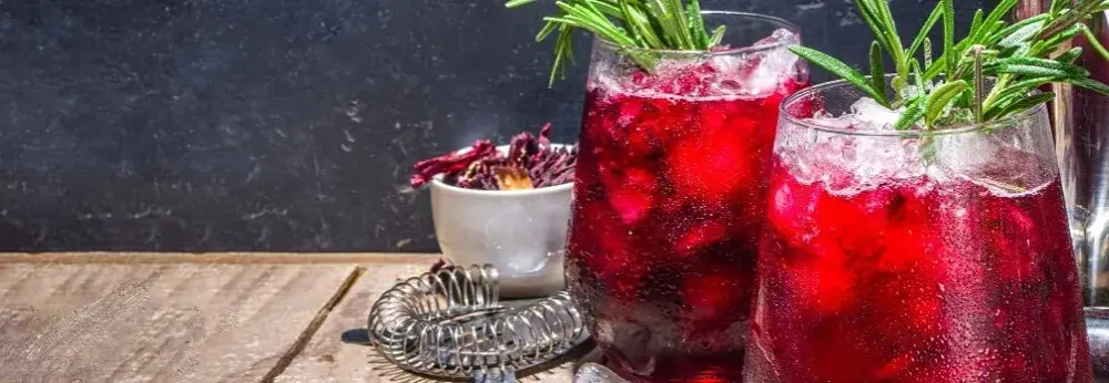Pyszne drinki z herbatą, które odmienią Twoje letnie przyjęcia