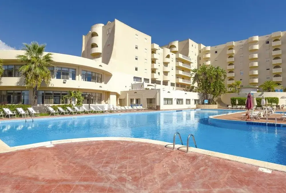 Ile trwa pobyt w hotelu Paradise? Sprawdź czas rezerwacji i dojazdu