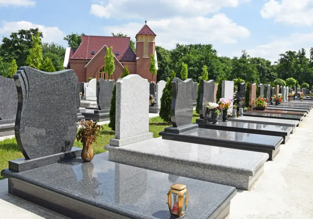 Poświęcenie pomnika: Ile dać? Koszt, zasady "co łaska" i organizacja