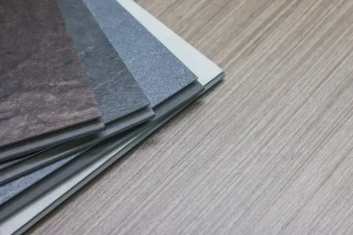 Wyrównanie podłogi pod wykładzinę PVC: najlepsze metody i materiały
