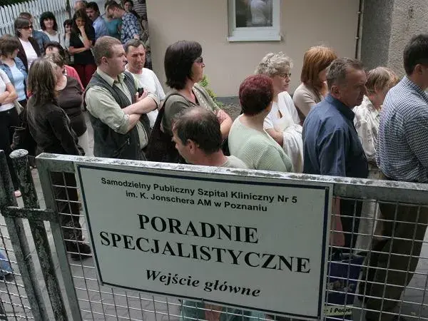 Długie kolejki na rehabilitację NFZ – jak skrócić czas oczekiwania?