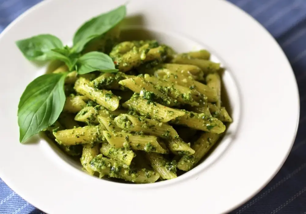 Makaron z pesto i pomidorami: Szybki przepis i 4 warianty