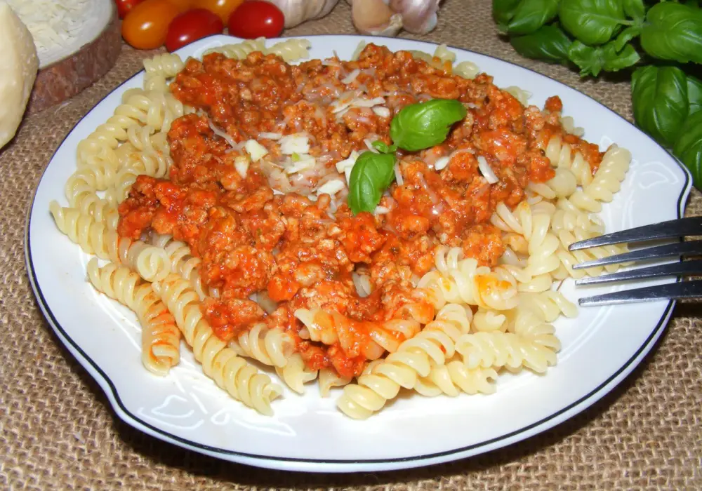 Szybkie spaghetti z cukinią i mięsem mielonym – pyszny przepis na obiad